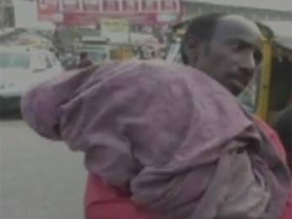  லைனில் நிற்க வைக்கப்பட்டார் 