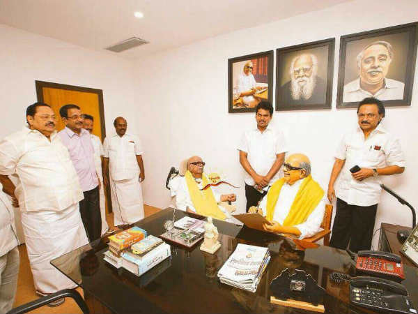 பொதுநிகழ்வில் பங்கேற்கும் கருணாநிதி 