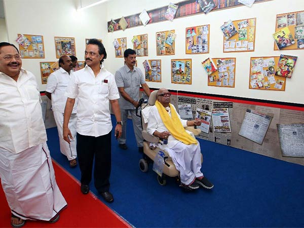 கண்காட்சியை பார்வையிட்டார் 