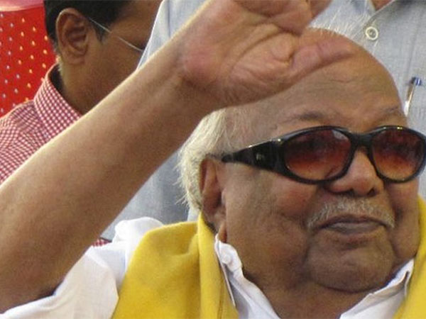 மகிழ்ச்சியை பகிர்ந்த் கருணாநிதி