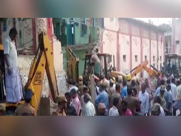 மேற்கூரை இடிந்தது 