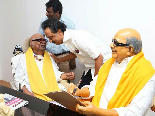 கருணாநிதியை பார்த்து சிரிப்பு 