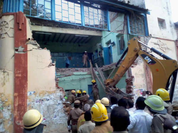 இடிந்து விழுந்த மேற்கூரை 