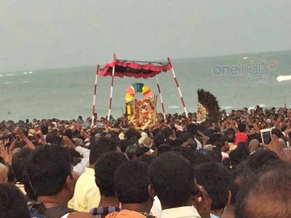 குவியும் பக்தர்கள் 