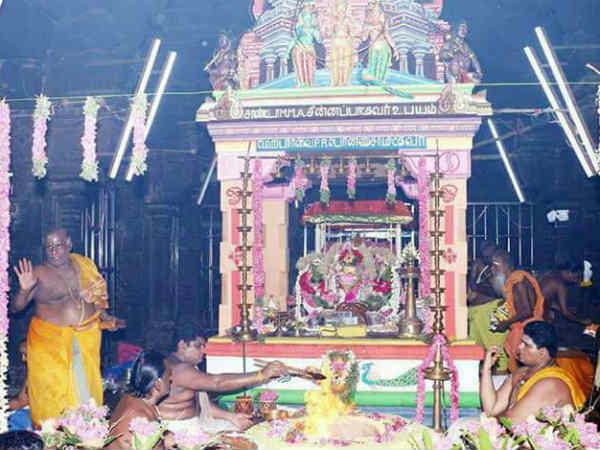 அம்மனிடம் வேல் வாங்கிய முருகன்