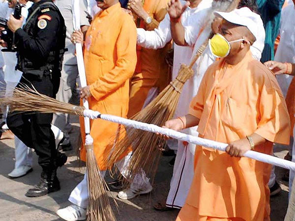 யோகி ஆதித்யாநாத் தாஜ்மஹால் செல்கிறார்