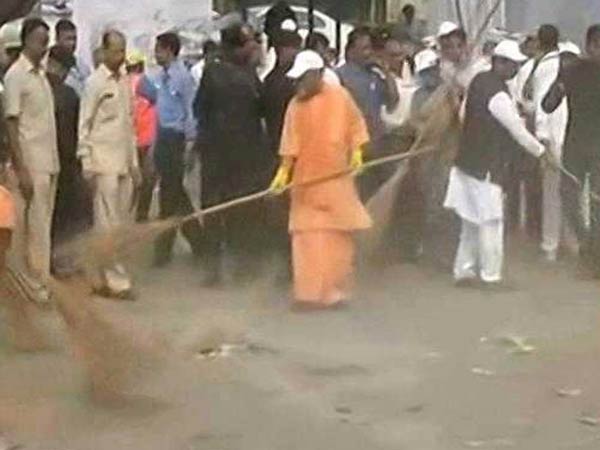 தாஜ்மஹாலை கூட்டிய யோகி ஆதித்யாநாத்