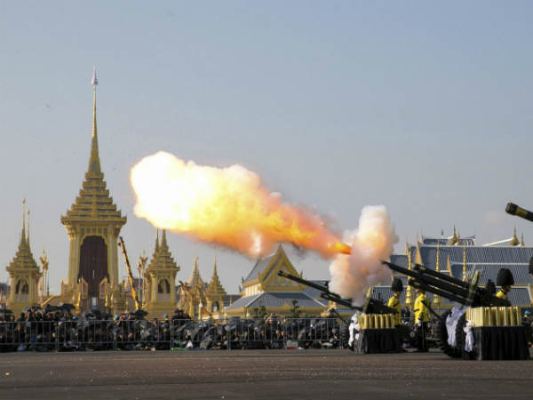 வழிநெடுகிலும் காத்திருந்த மக்கள் 