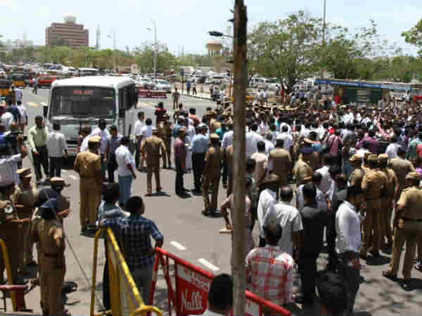 அதிகாரத்துக்கு மோதல் 