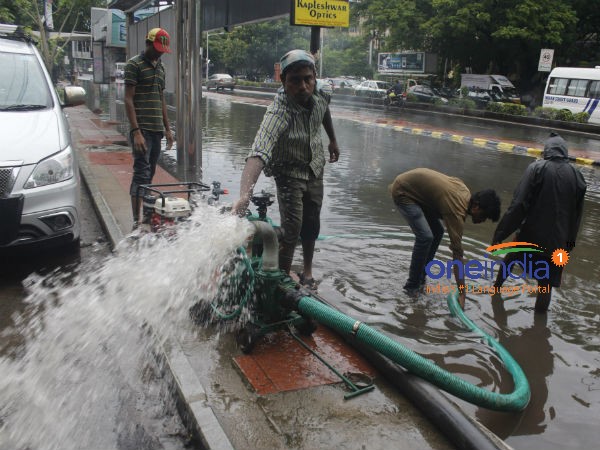 குண்டும் குழியுமான சாலைகள் குண்டும் குழியுமான சாலைகள்