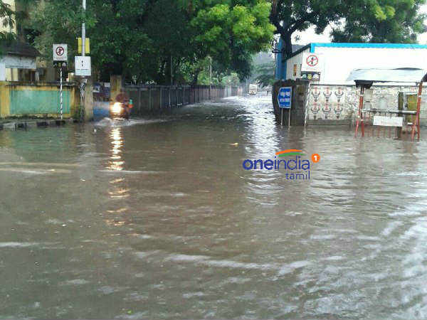 வெள்ளநீரால் மிதக்கும் சென்னை 