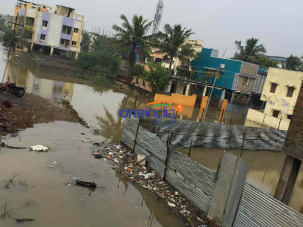 இடத்தை காலி செய்யும் மக்கள் 