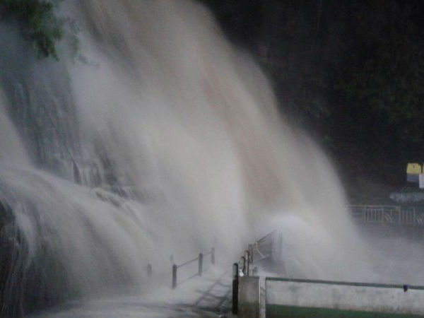 Heavy water in Courtallam falls: Police ban for take bath Heavy water in Courtallam falls: Police ban for take bath