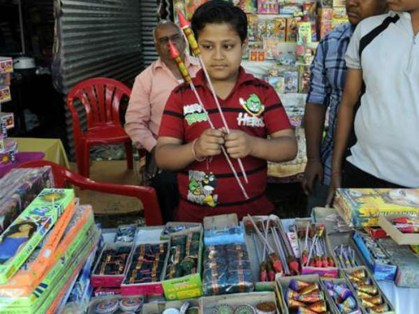 Velmurugan condemns to ban crackers in Delhi 