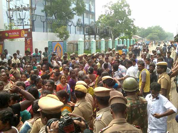 Buses damaged in stone-throwing in Chennai Kasimedu 