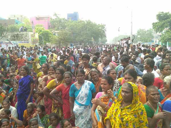 Police lathichage in Kasimedi