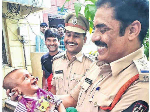 Hyderabad police with kidnapped baby - photo goes viral Hyderabad police with kidnapped baby - photo goes viral