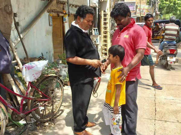 Actor Mayilsamy gives Nilavembu drink for public 