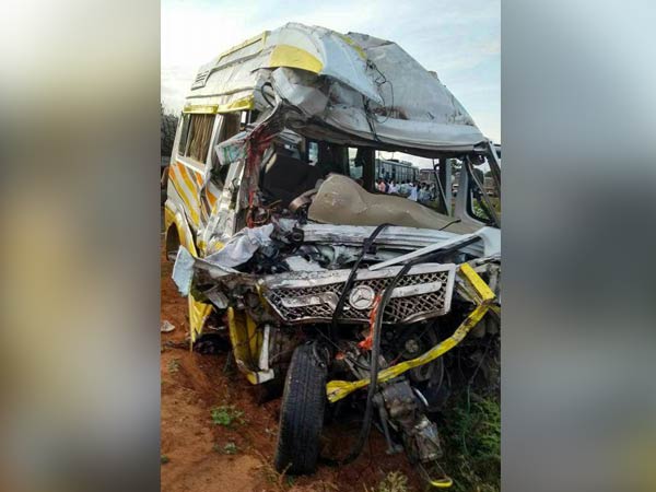 3 killed,10 injured in a road accident 