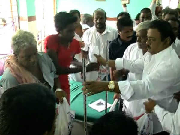 DMDK chief Vijayakanth reviewed Dengue patients at Thiruvallur Government hospital.