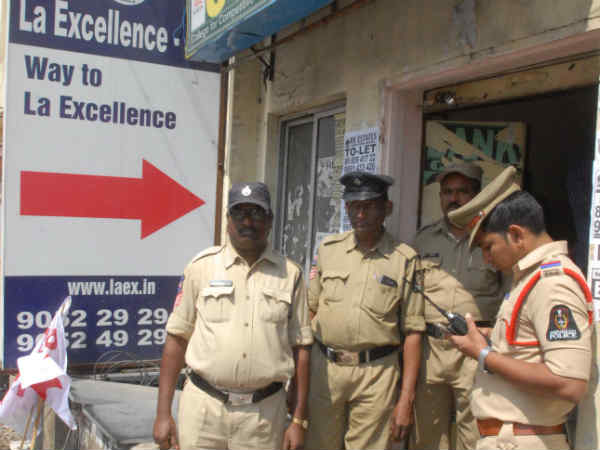 மனைவியை மடக்கிய போலீஸ்