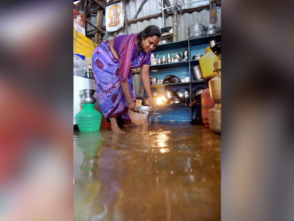 வீடுகளை சுற்றி வெள்ள நீர் 