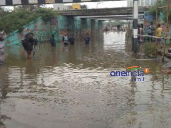 குளமாக மாறிய அம்பத்தூர் 