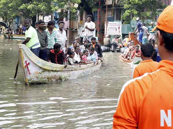 படகில் பயணித்த மக்கள் 