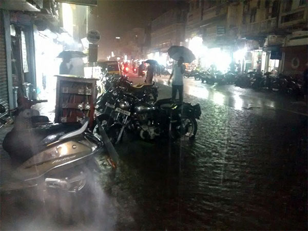  மழையால் ஸ்தம்பித்த சென்னை