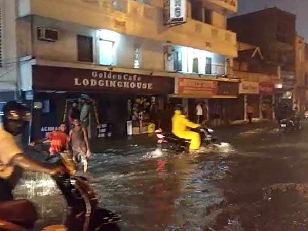 வீடுகளுக்குள் தண்ணீர் 