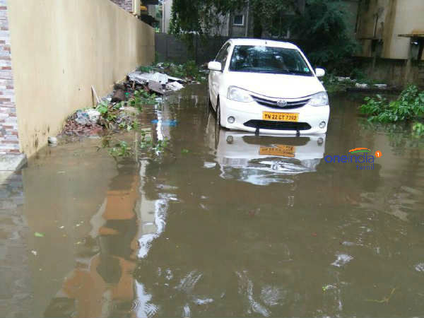 நடந்தே சென்ற மக்கள் 