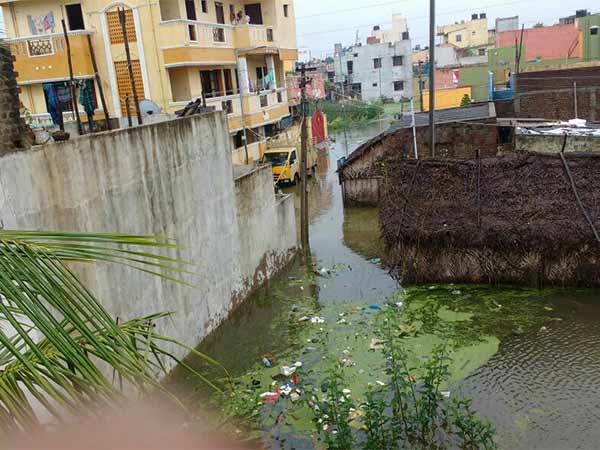 ஏரிகள் சுருங்கின 