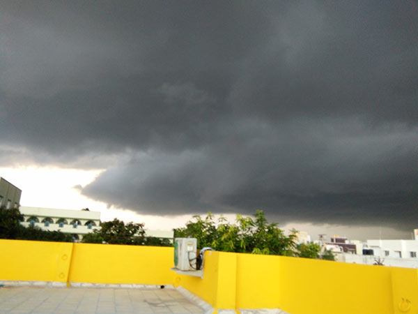 இரவில் மேகம்மூட்டம் இரவில் மேகம்மூட்டம்