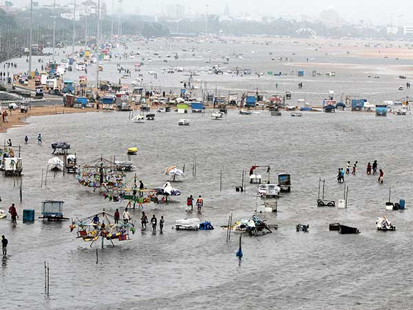  கரையும் கடலாக காட்சி தரும் மெரீனா