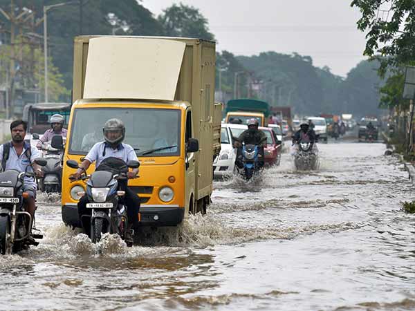 புறநகரிலும் பலத்த மழை 