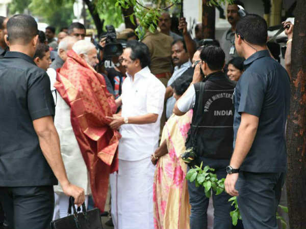 பொன்னாடை அணிவித்து வரவேற்பு 