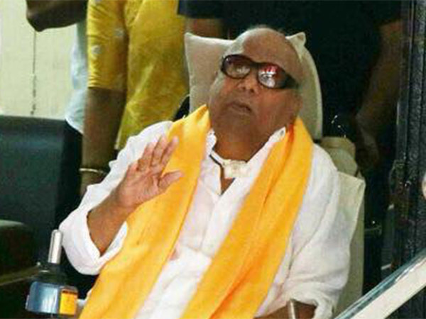 வெளியே வந்த கருணாநிதி வெளியே வந்த கருணாநிதி