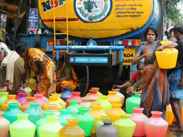 குடங்களுடன் அலைந்த மக்கள் 