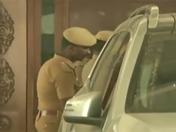 நண்பர்கள் வீட்டில் 