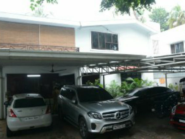 அலசி ஆராய்ந்த ஐடி அதிகாரிகள் அலசி ஆராய்ந்த ஐடி அதிகாரிகள்