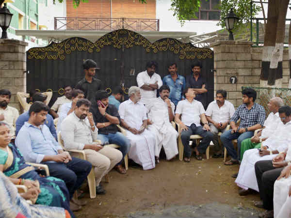 செய்தியாளர்கள் அதிருப்தி 