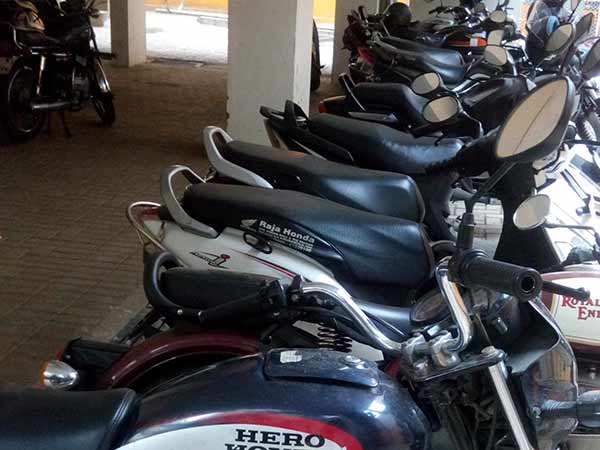 கைது செய்த போலீஸார் 