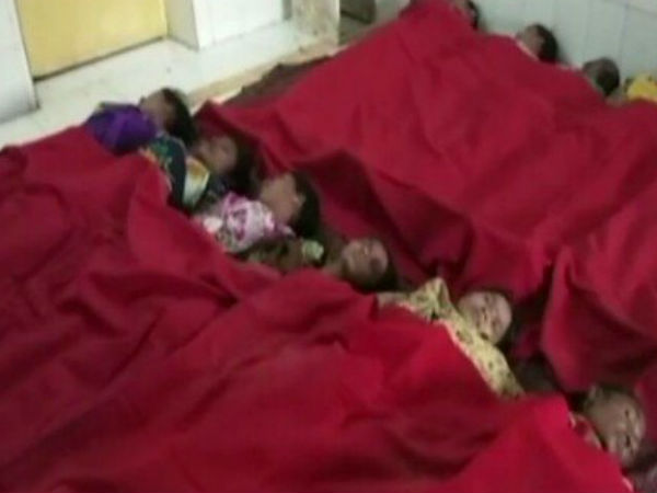  தரையில் படுக்க வைக்கப்பட்டனர் 