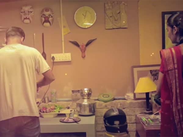 பின்னணியில் பாரதியார் பாடல் 