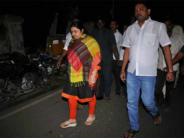 சும்மா நின்றார் 
