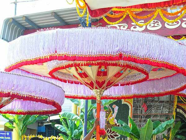 குடைகள் சமர்பணம் குடைகள் சமர்பணம்