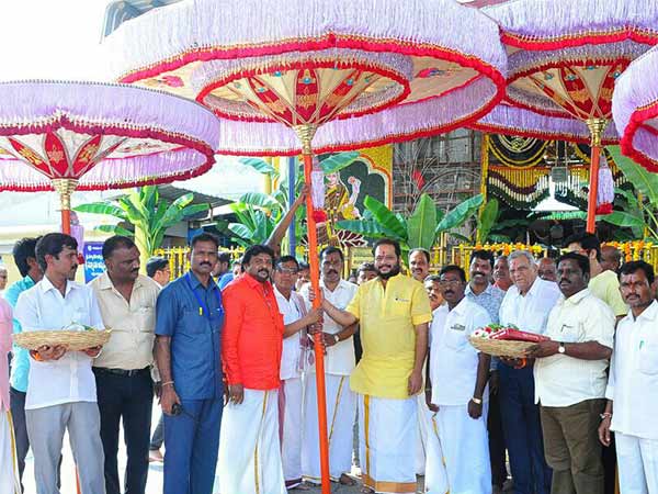 பட்டுக்குடையுடன் ஊர்வலம் பட்டுக்குடையுடன் ஊர்வலம்