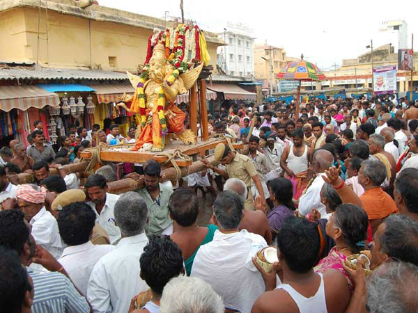 அம்மனுக்கு அபிஷேகம் 