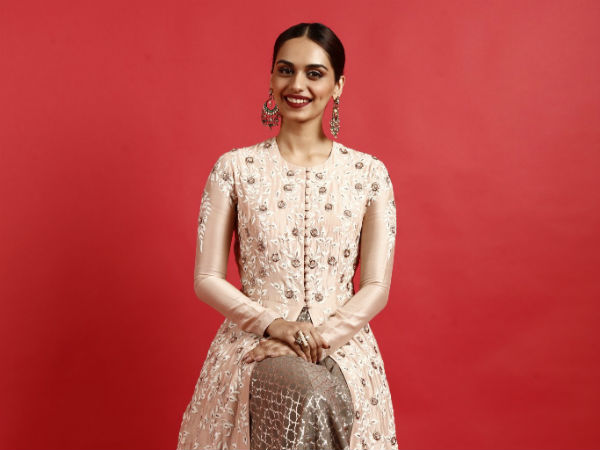 பாட்டு பாடும் மனுஷி சில்லர் 