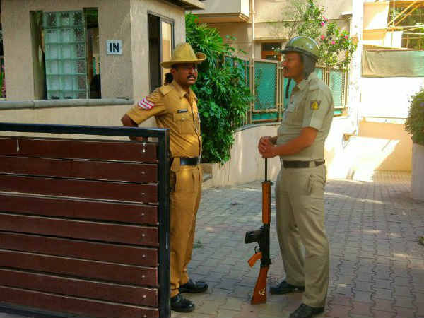 துப்பாக்கி ஏந்திய போலீஸ் 